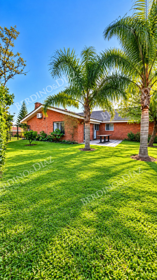 Casa ID.143 - Venta Chalet tradicional a metros de de Playa Mansa