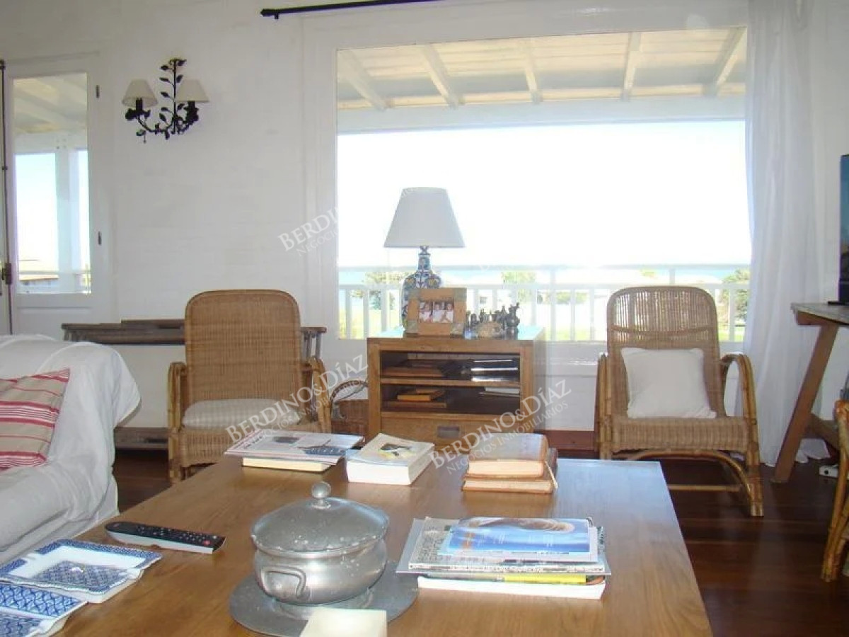 Casa ID.2186 - Casa de estilo propio  y vista al mar en venta Punta Piedras
