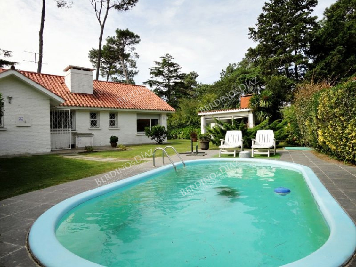 Casa ID.179 - Chalet tradicional en Barrio Cantegril Punta del Este 