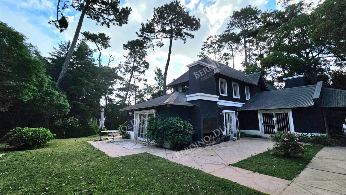 Casa ID.2307 - Casa en venta en Parque Burnet 6000 metros de terreno