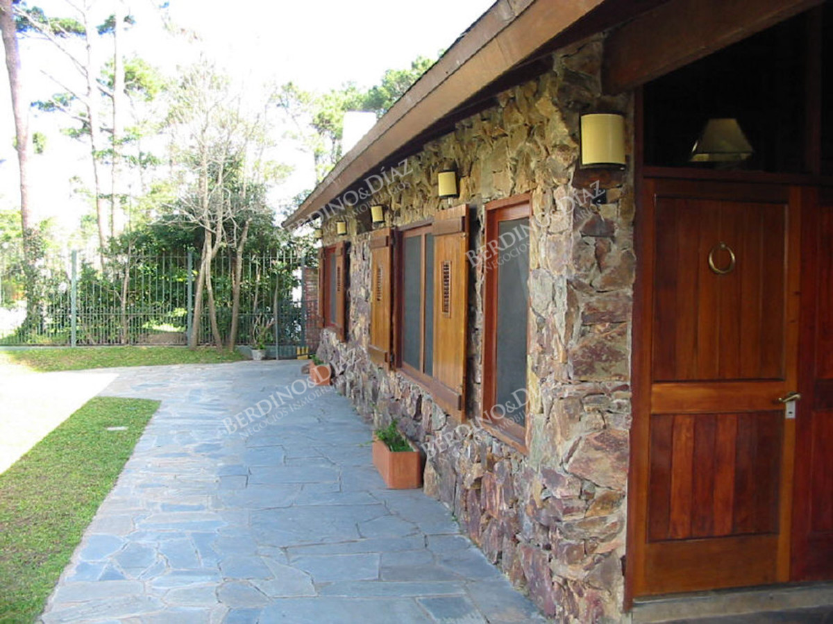 Casa ID.2407 - Casa en venta en Playa Mansa excelente construccion