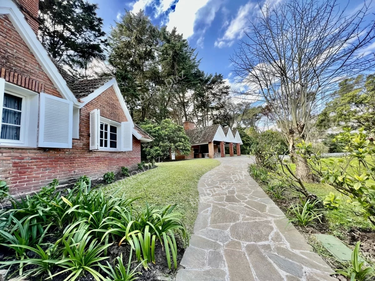 Casa ID.1886 - Chalet con Historia. Un Clásico de Punta del Este a 300 metros del mar