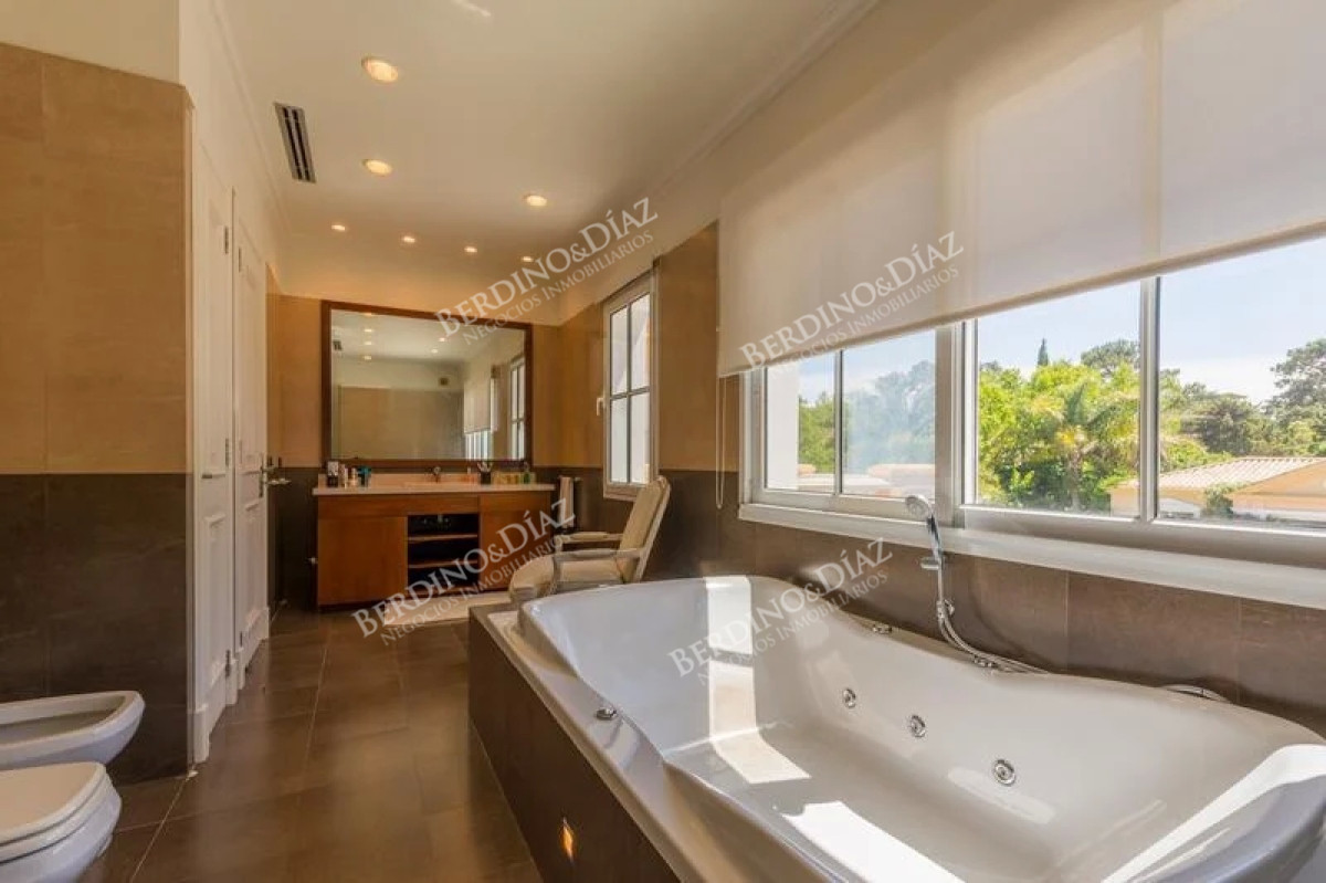 Casa ID.2335 - Manison en venta Playa Brava 7 dormitorios 