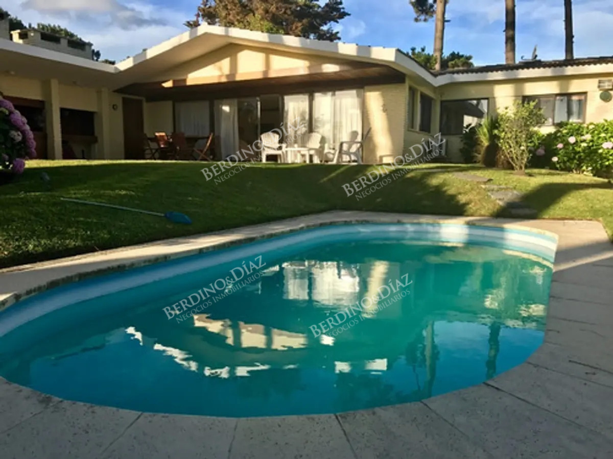 Casa ID.2821 - Casa espectacular en Playa Mansa en venta para proyecto 