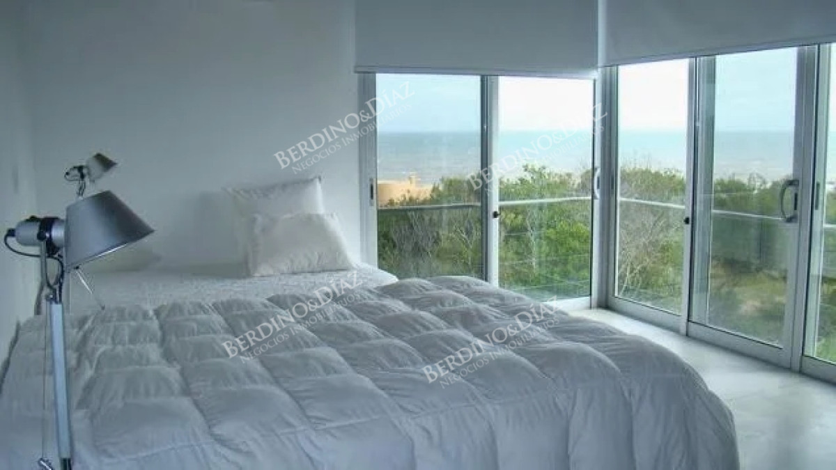 Casa ID.2178 - Casa minimalista con vista al oceano sobre Ruta 10
