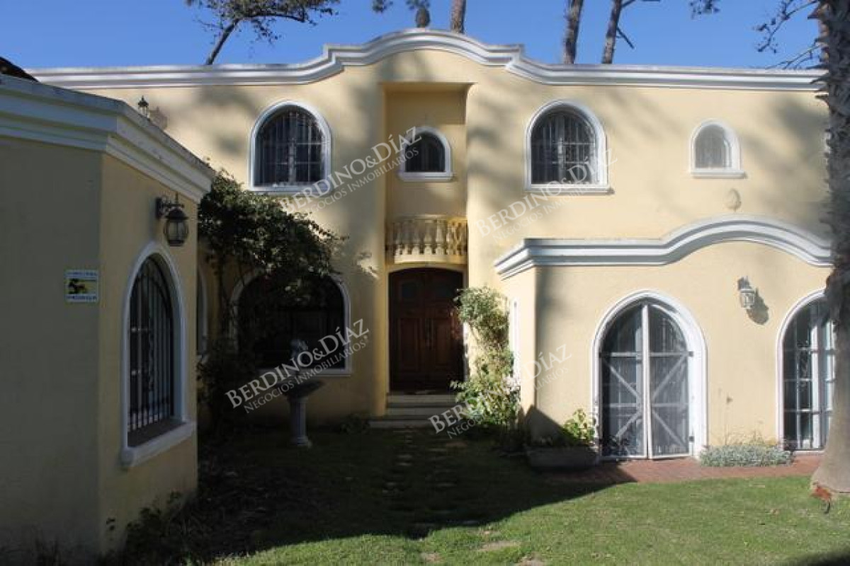 Casa ID.2249 - Casa de estilo ubicada en Barrio Golf  venta 4 dormitorios
