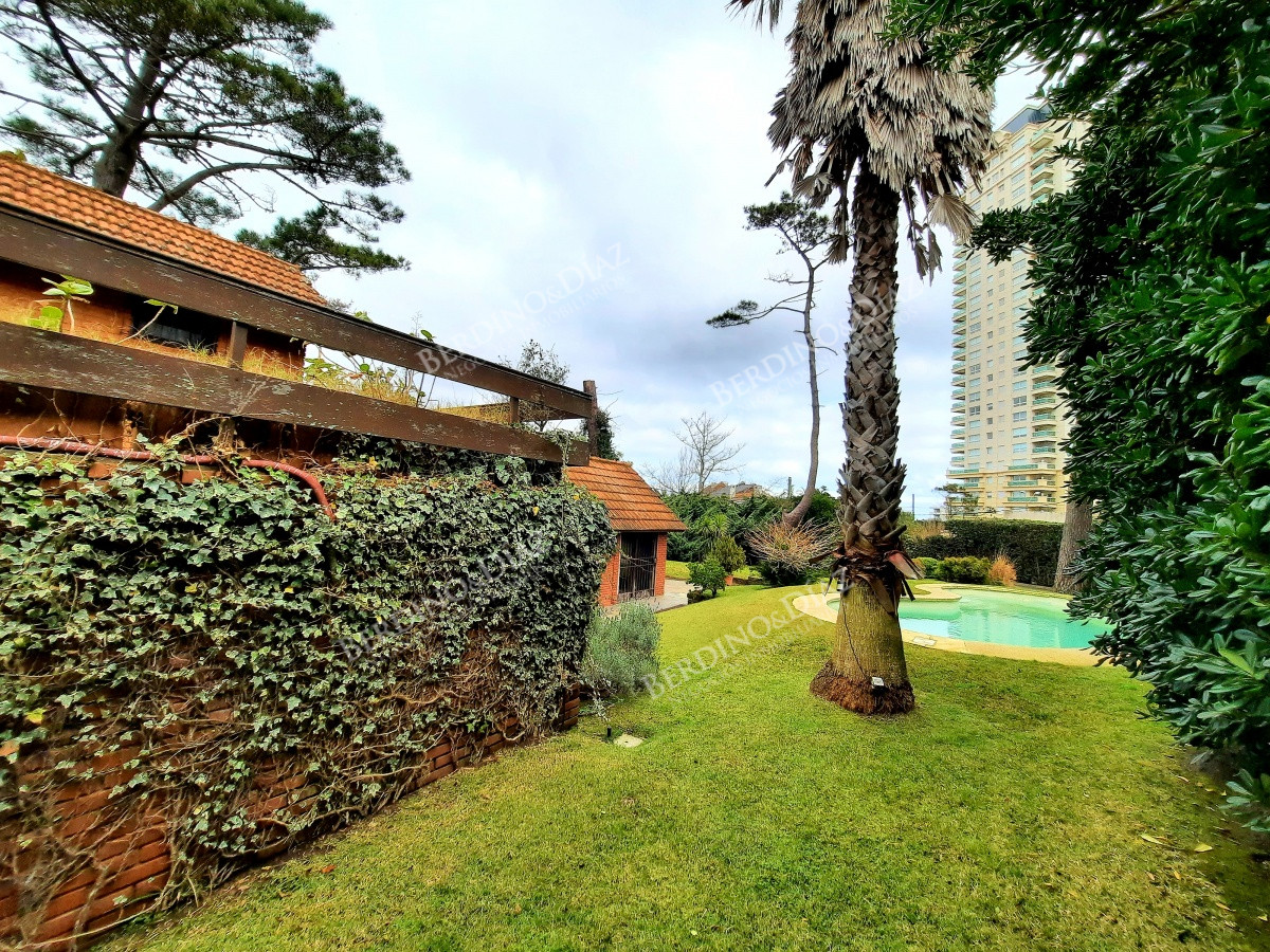 Casa ID.1108 - Residencia en Playa Mansa muy cerca del mar