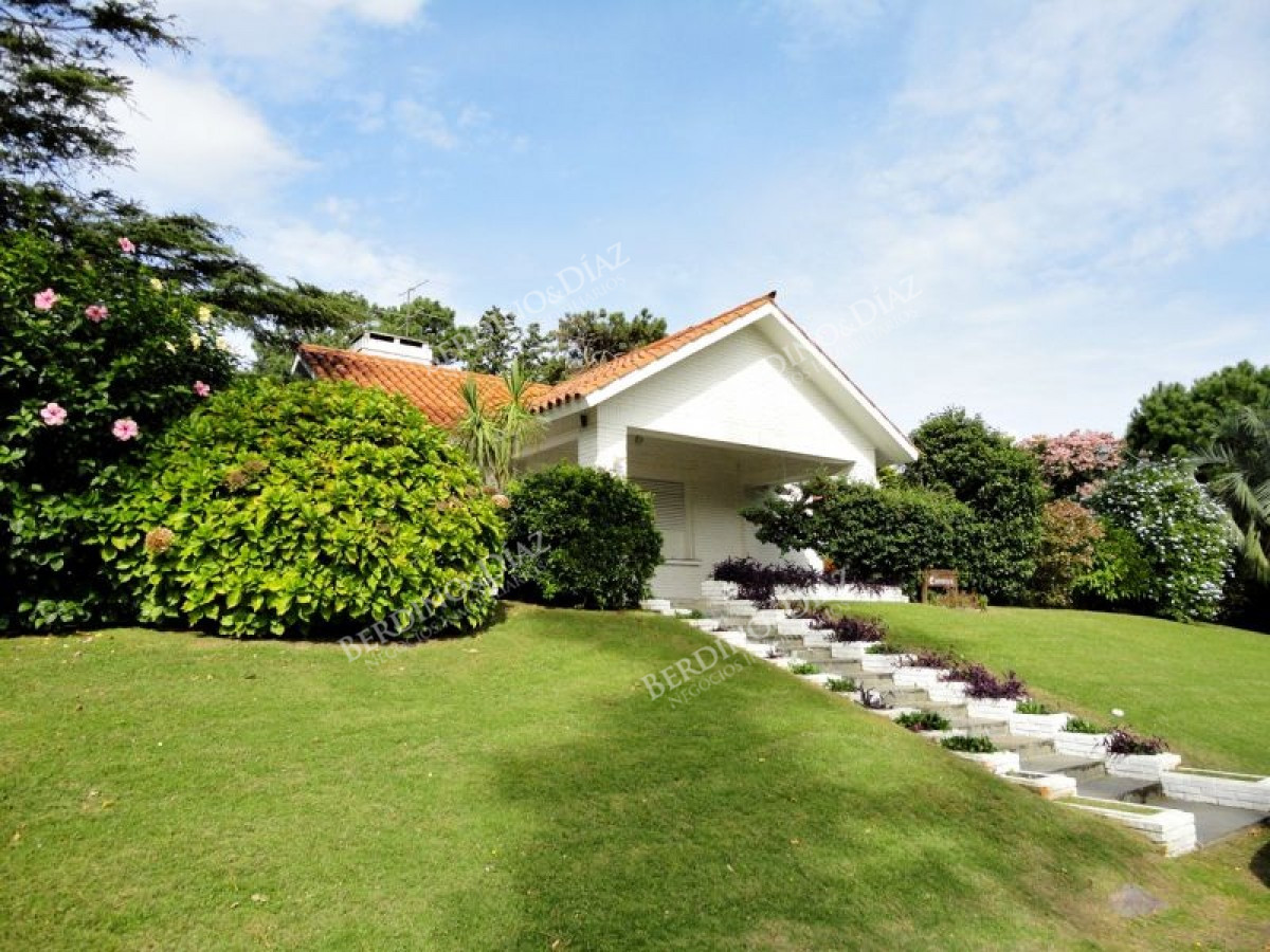 Casa ID.179 - Chalet tradicional en Barrio Cantegril Punta del Este 