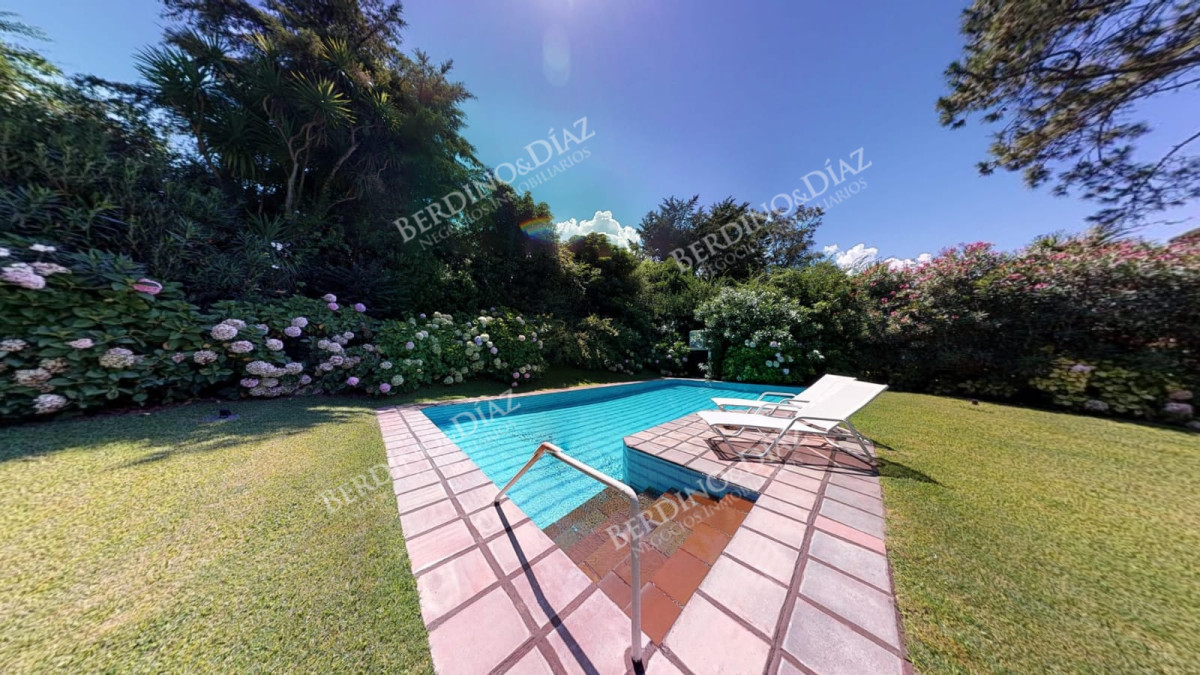 Casa ID.2409 - Chalet en venta Zona Golf 