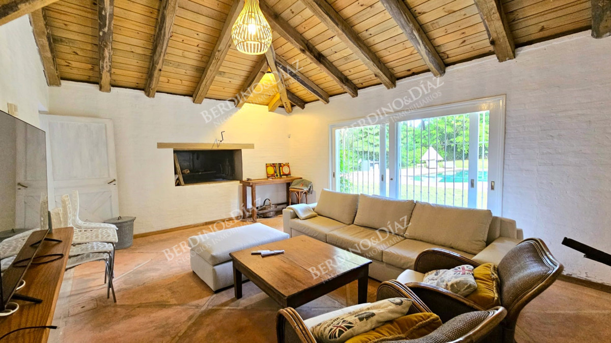 Casa ID.2307 - Casa en venta en Parque Burnet 6000 metros de terreno