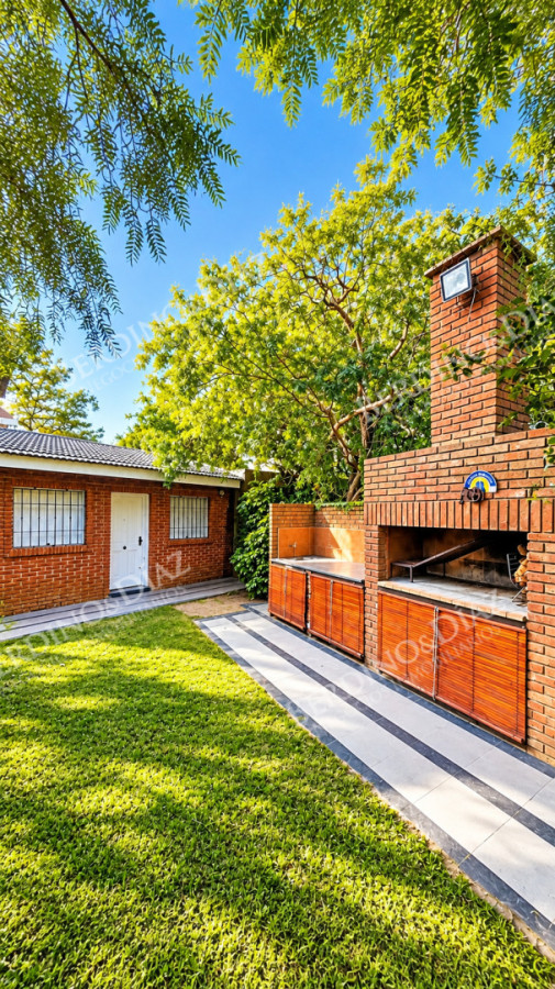 Casa ID.143 - Venta Chalet tradicional a metros de de Playa Mansa