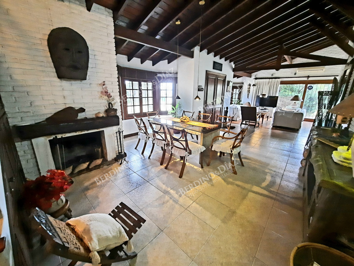 Casa ID.1108 - Residencia en Playa Mansa muy cerca del mar