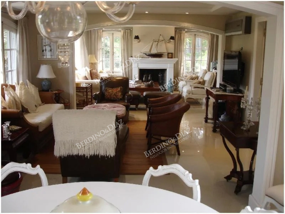 Casa ID.2216 - Hermosa casa en venta de 6 dormis en Montoya con vista al mar