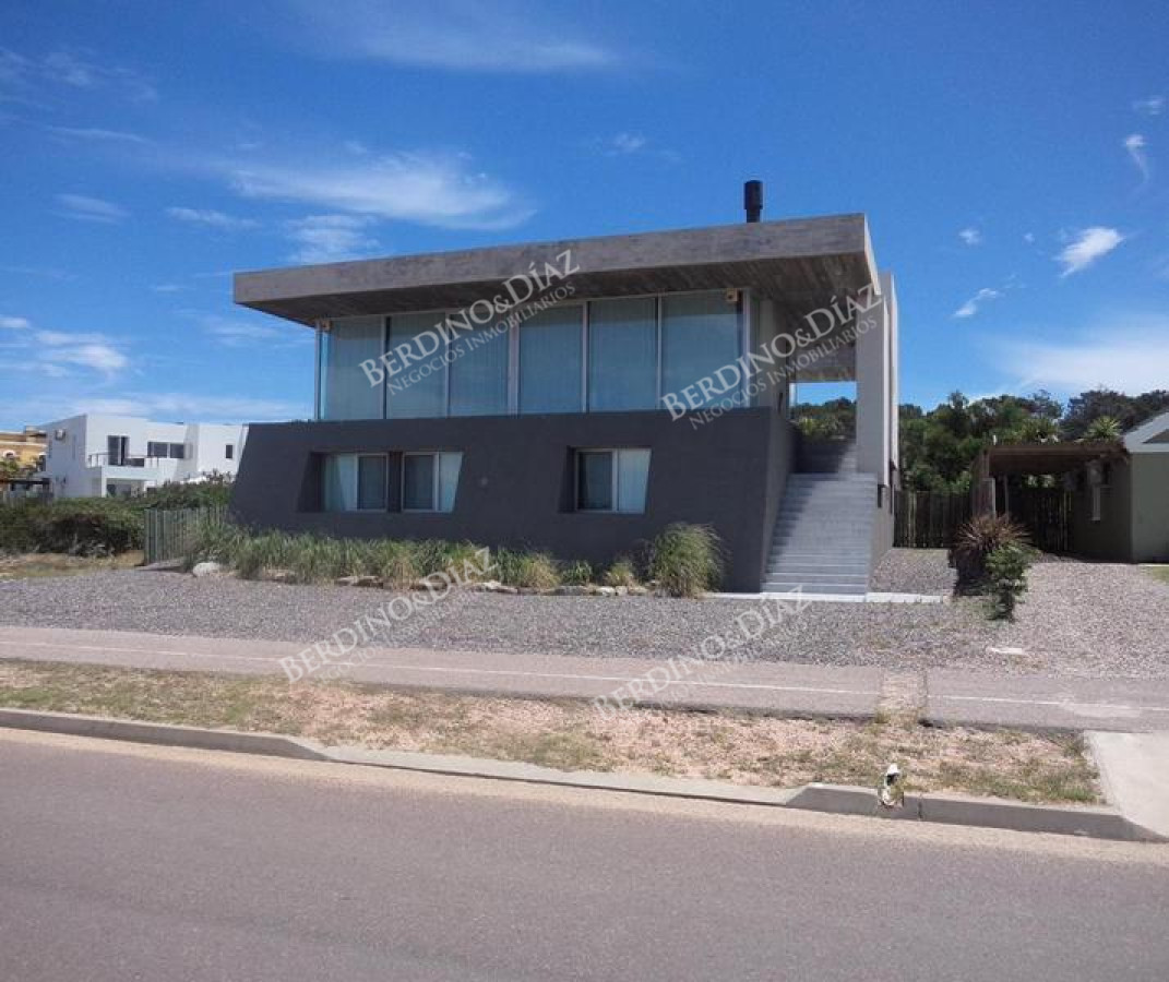Casa ID.2243 - Casa frente al mar en La Barra ruta 10