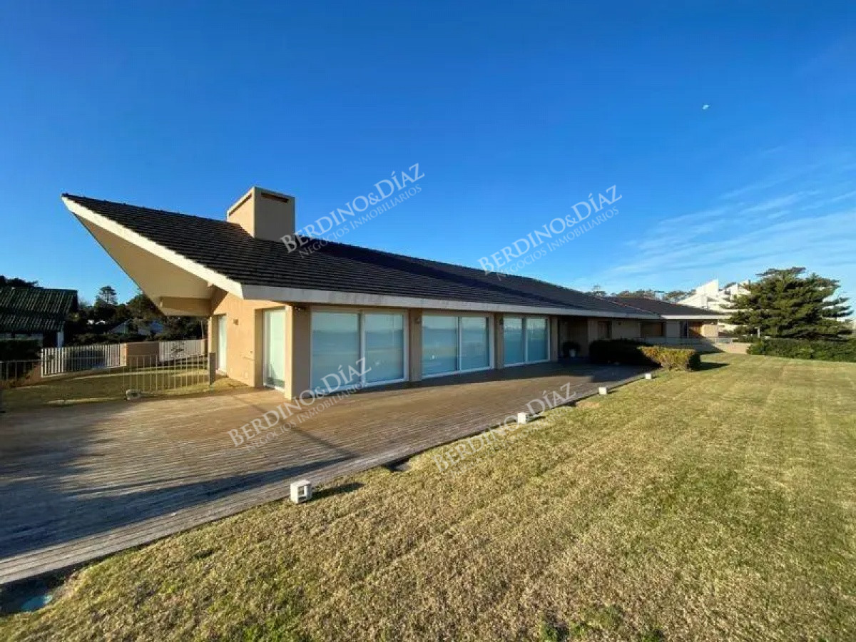 Casa ID.887 - Espectacular Casa Frente al Mar en Punta del Este