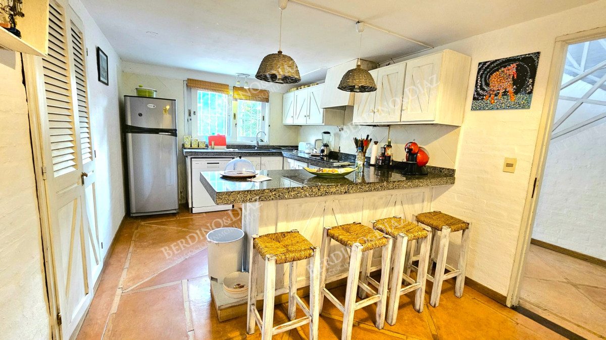 Casa ID.2307 - Casa en venta en Parque Burnet 6000 metros de terreno