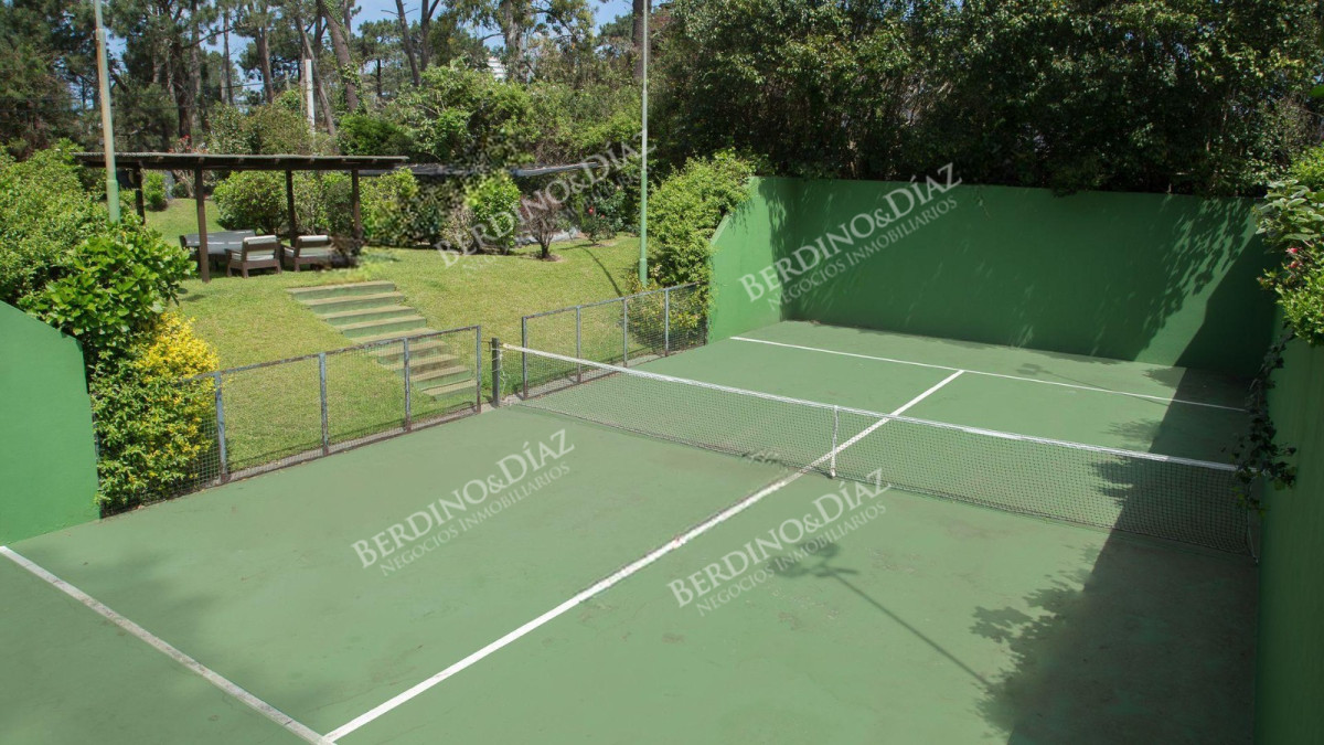 Casa ID.364 - Casa en venta de 6 Dormitorios en Lugano Punta del Este