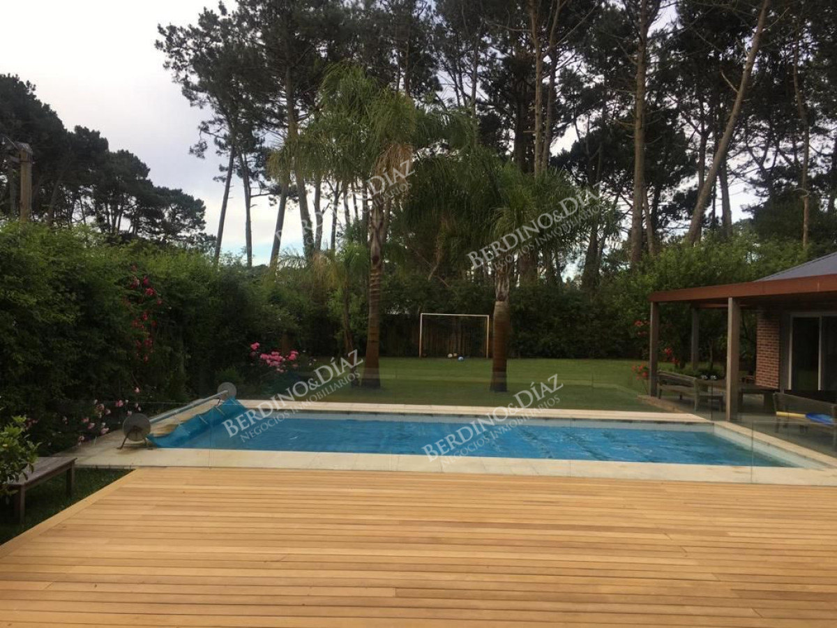 Casa ID.1216 - Casa Moderna  en venta  en Barrio Lugano 