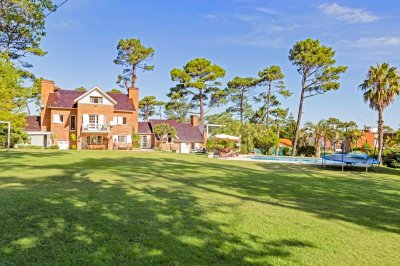 Importante Residencia a metros de la Playa Mansa