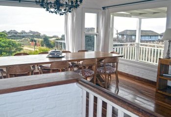 Casa estilo americano en venta en Manantiales con salida al mar