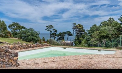 Espectacular casa en piedra venta Punta Ballena con vista al mar