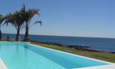 Casa frente al mar sobre lomo de Punta Ballena en venta