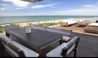 Casa minimalista con vista al oceano sobre Ruta 10