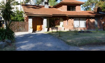 Hermosa Casa En Venta Estilo Tradicional. Zona de paradas en playa mansa.
