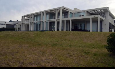 Residencia espectacular ubicada en primera linea del mar La Barra