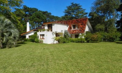 Casa en venta Barrio luganocon cancha de tenis
