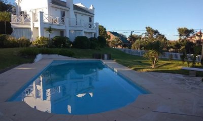 Casa en venta moderna cerca del mar con vista Manantiales