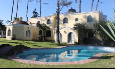 Casa de estilo ubicada en Barrio Golf  venta 4 dormitorios