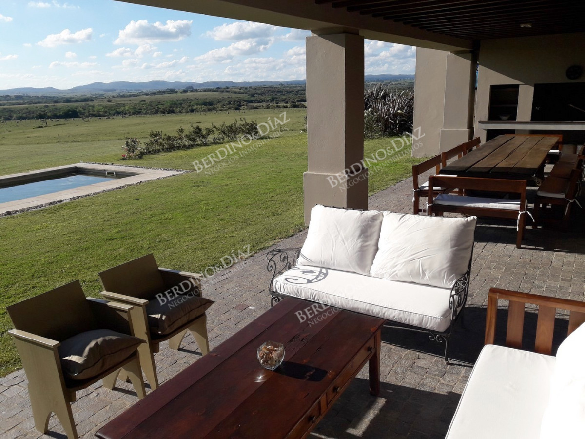Chacra ID.2367 - Chacra campo de 143 Hectareas en venta con Casa moderna