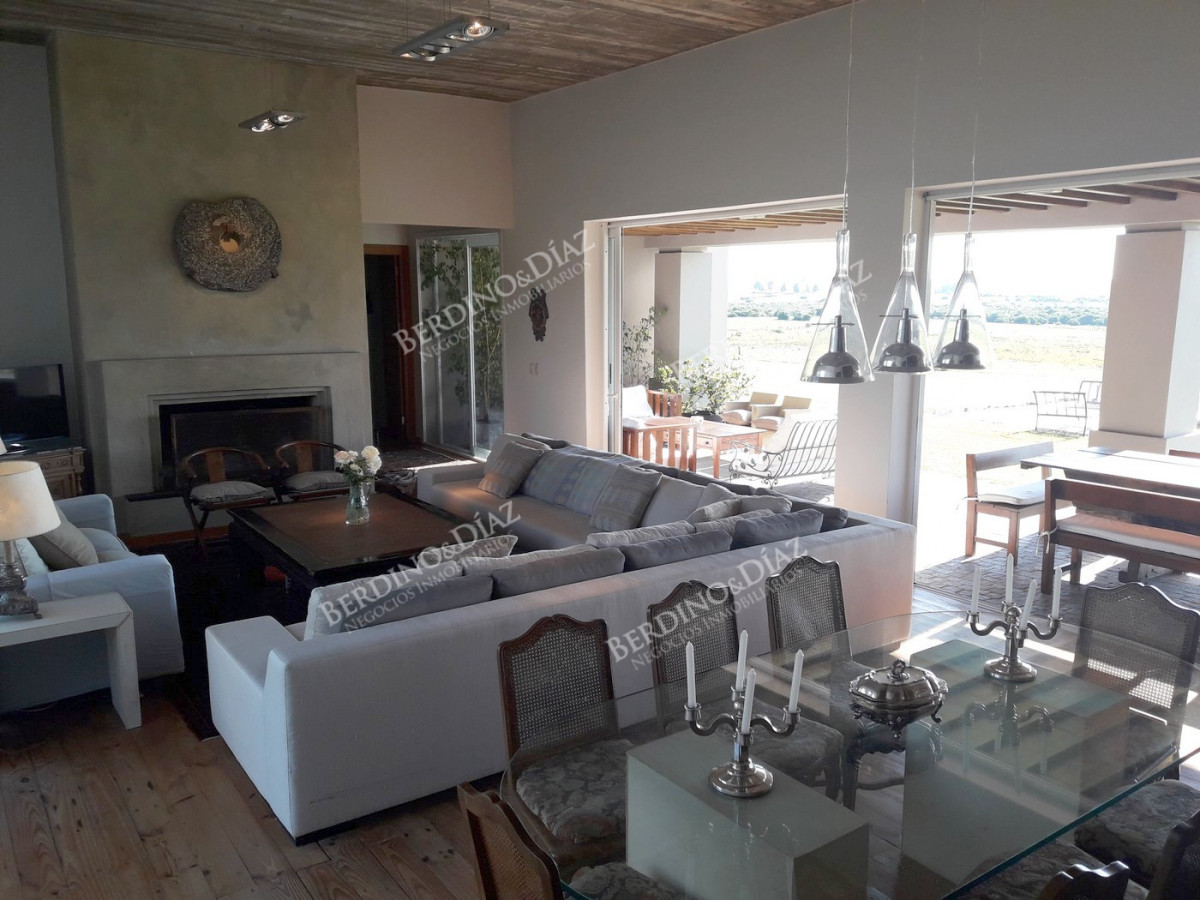 Chacra ID.2367 - Chacra campo de 143 Hectareas en venta con Casa moderna