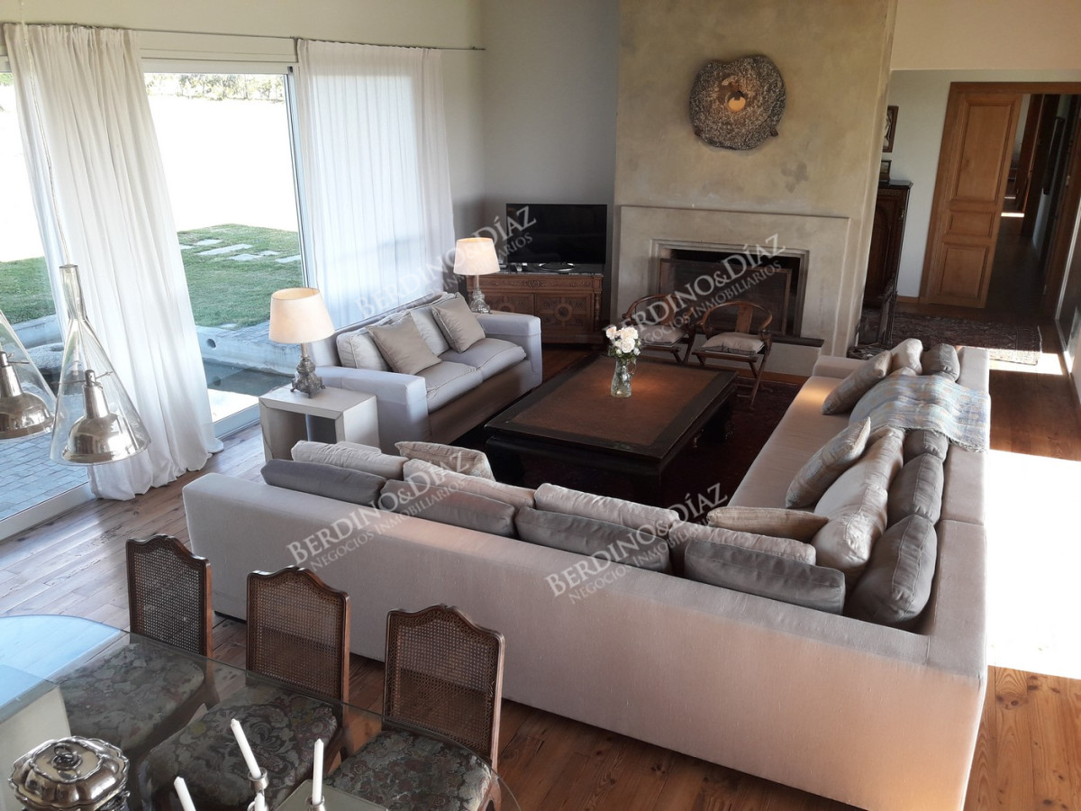 Chacra ID.2367 - Chacra campo de 143 Hectareas en venta con Casa moderna