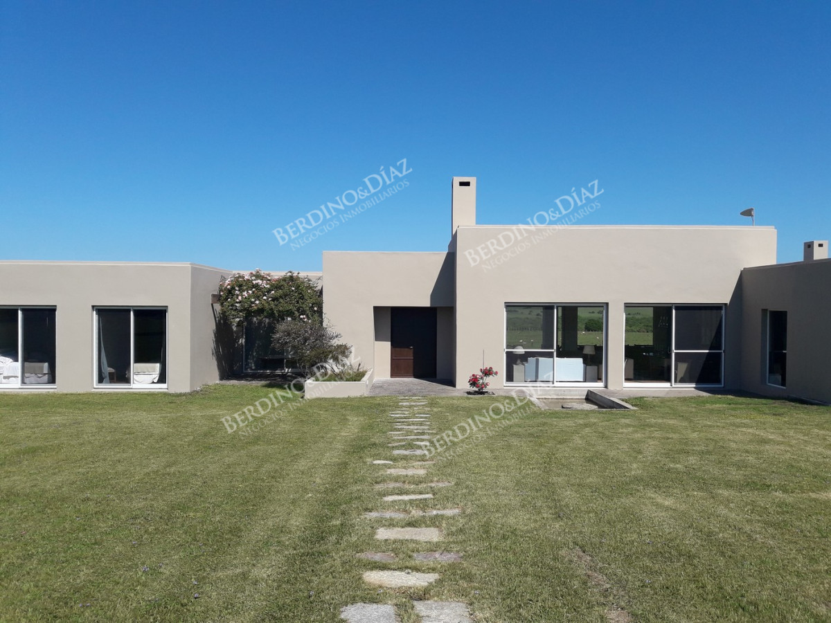 Chacra ID.2367 - Chacra campo de 143 Hectareas en venta con Casa moderna