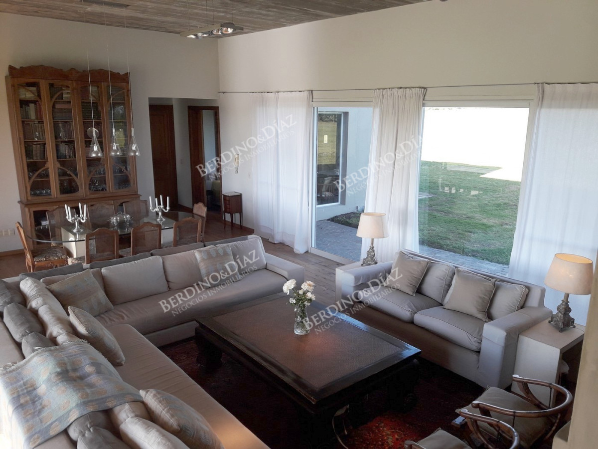 Chacra ID.2367 - Chacra campo de 143 Hectareas en venta con Casa moderna