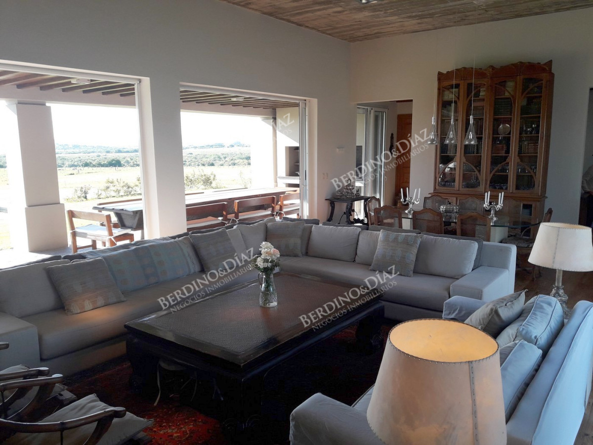 Chacra ID.2367 - Chacra campo de 143 Hectareas en venta con Casa moderna