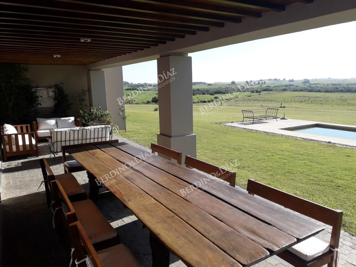 Chacra ID.2367 - Chacra campo de 143 Hectareas en venta con Casa moderna