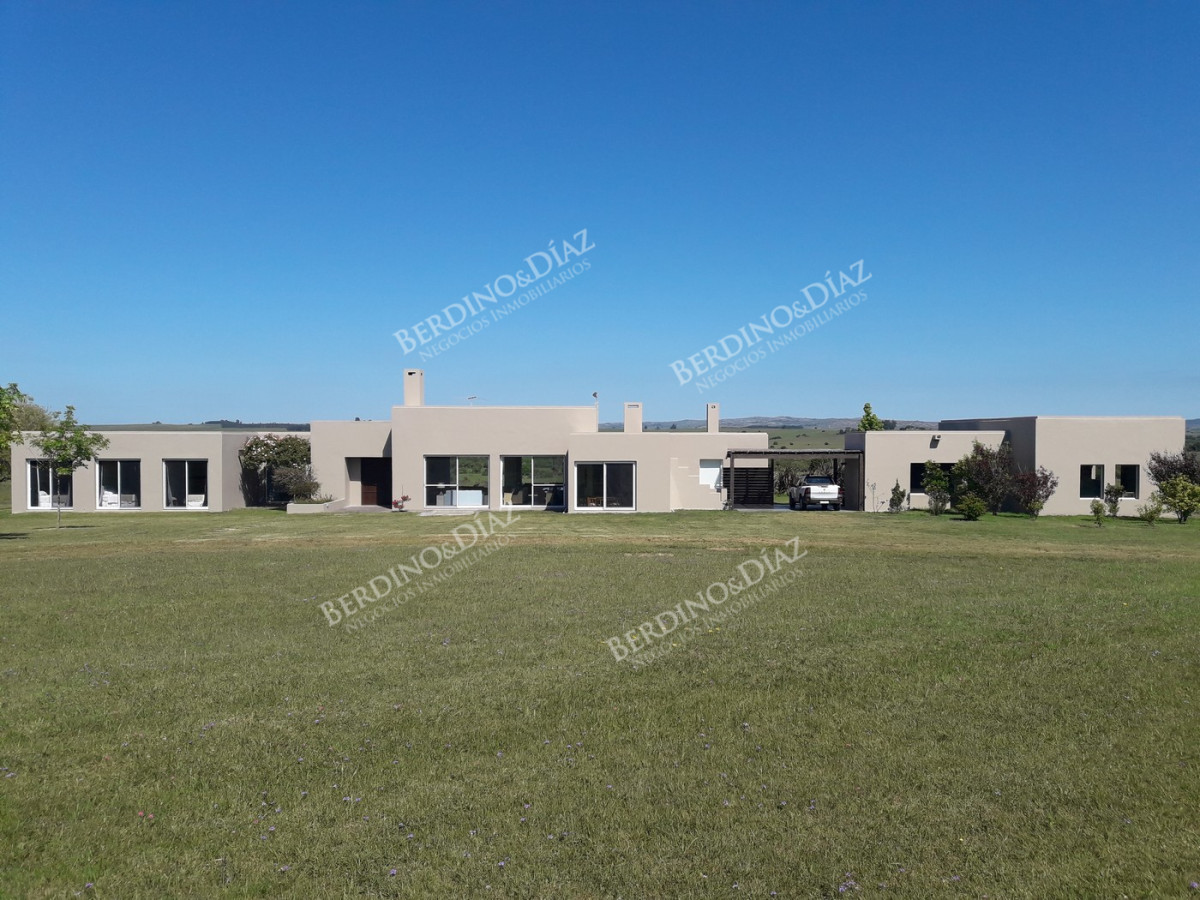 Chacra ID.2367 - Chacra campo de 143 Hectareas en venta con Casa moderna