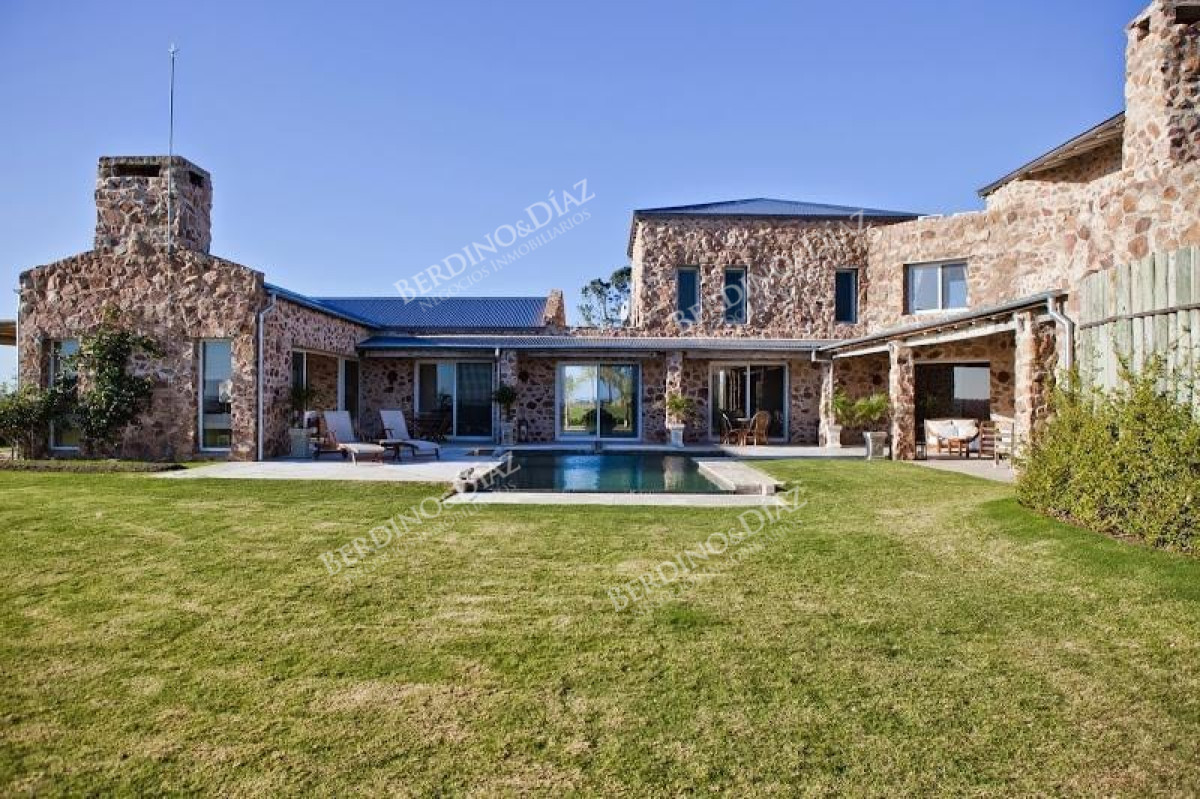 Chacra ID.2209 - Chacra estilo contemporaneo en venta en ( consulte precio )