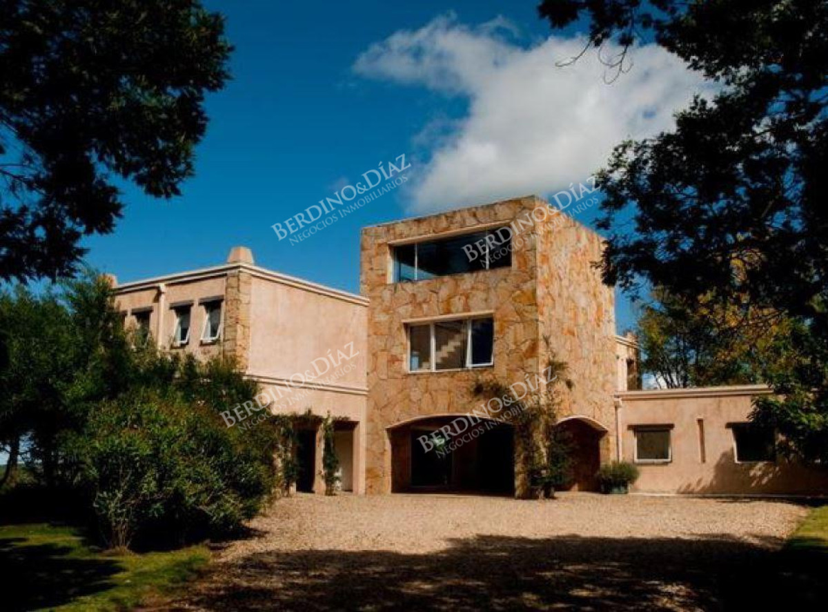 Chacra ID.2256 - Chacra sofisticada construida en piedra venta Manantiales