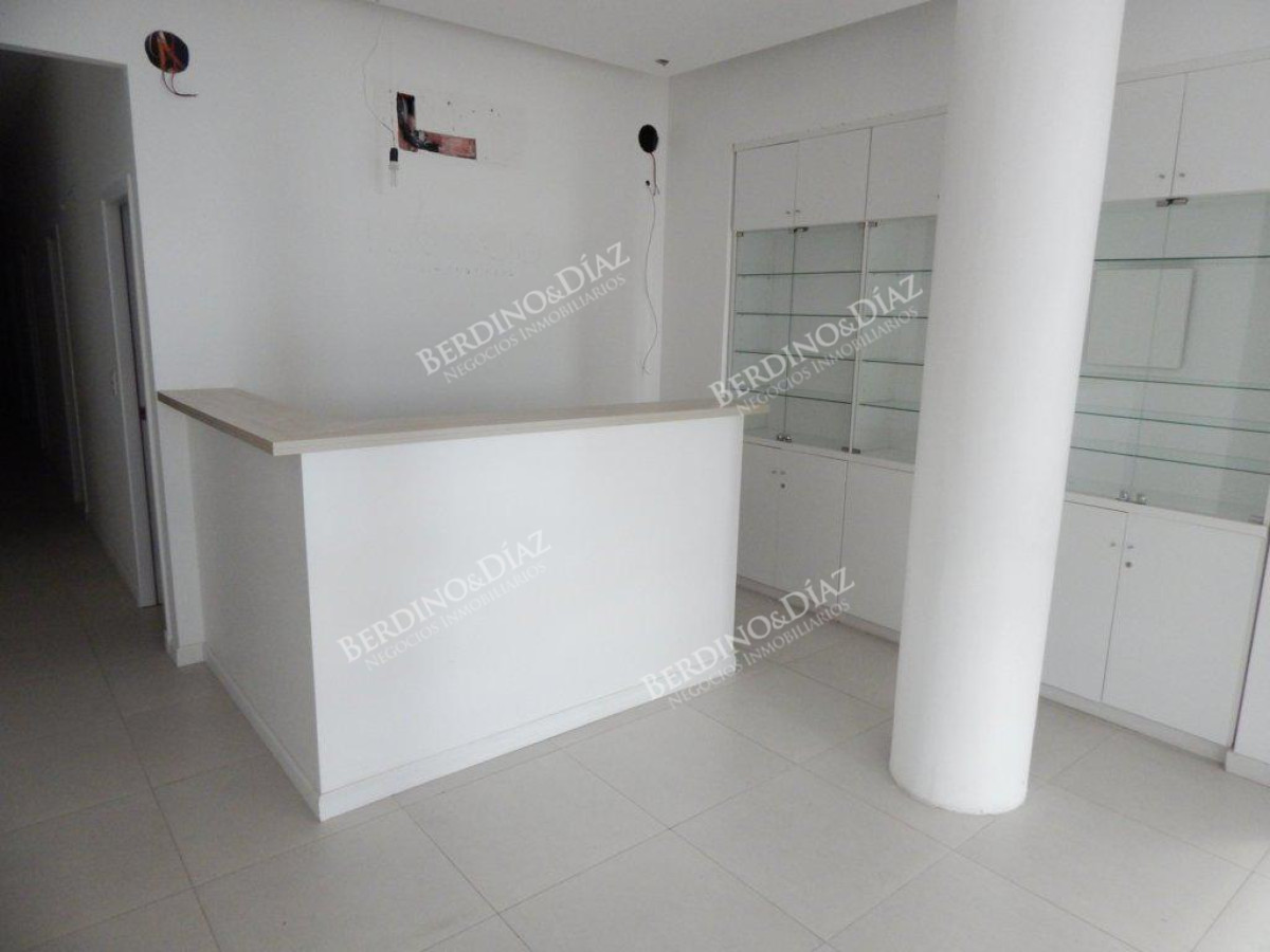 Local Comercial ID.113 - Amplio Local comercial en Pleno Corazón de Península a Solo Metros de la Rambla