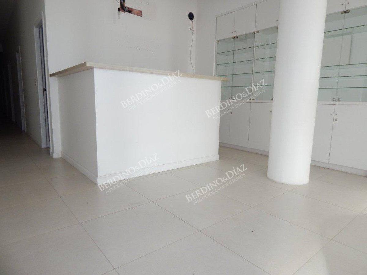 Local Comercial ID.113 - Amplio Local comercial en Pleno Corazón de Península a Solo Metros de la Rambla