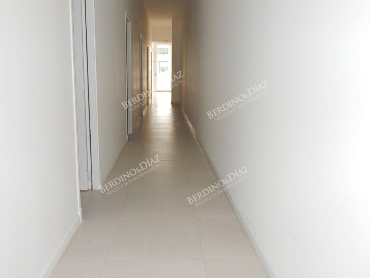 Local Comercial ID.113 - Amplio Local comercial en Pleno Corazón de Península a Solo Metros de la Rambla