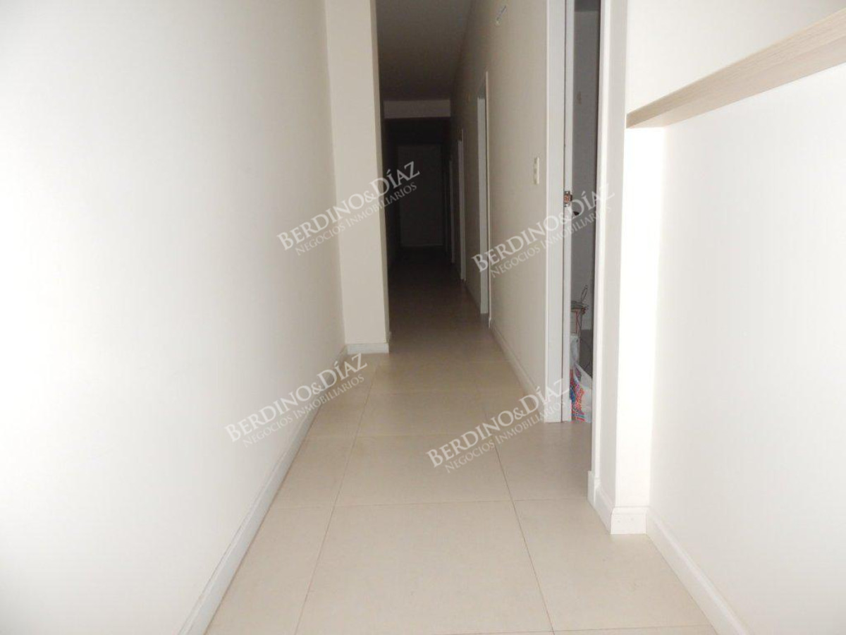 Local Comercial ID.113 - Amplio Local comercial en Pleno Corazón de Península a Solo Metros de la Rambla