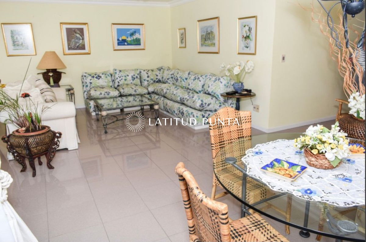 Piso alto en Mansa, 3 dormitorios - GoPunta - Portal Inmobiliario de Punta del Este - Maldonado