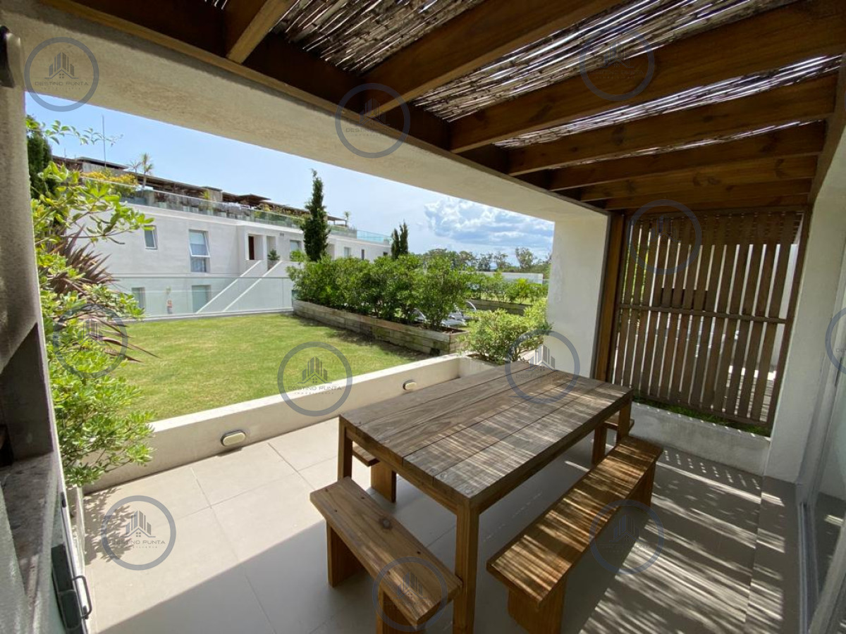 Apartamento dúplex de 2 Dormitorios y Patio de uso exclusivo con Parrillero, Rinconada Punta Ballena — fotografía 2