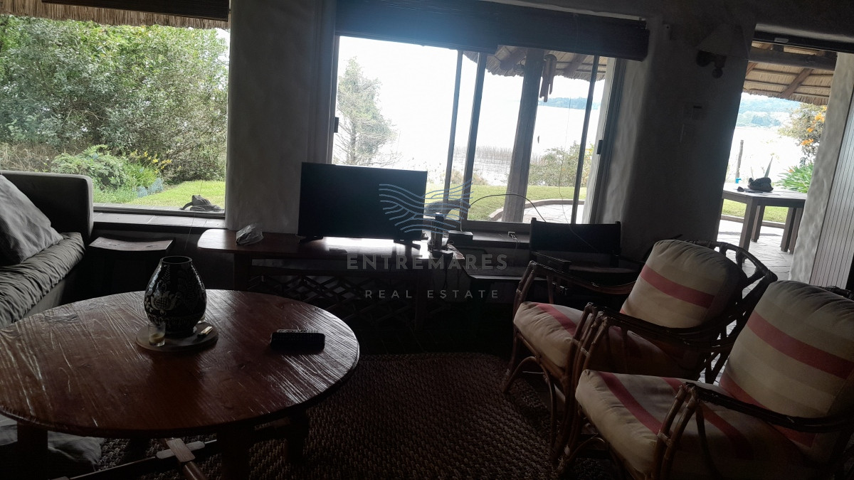 Casa ID.66 - Directamente sobre la Laguna del sauce