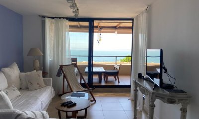 Venta y alquiler de apartamento de dos dormitorios con parrillero de uso exclusivo en Punta Ballena